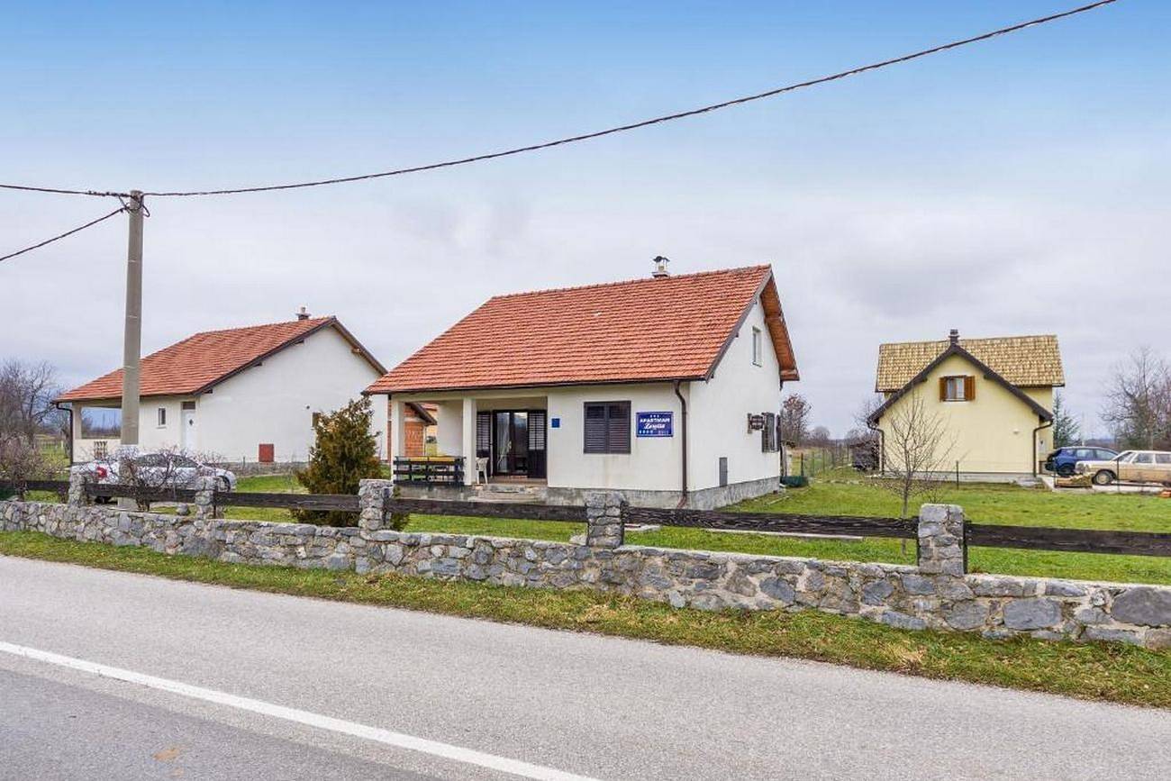 Ganze Wohnung, 3-Zimmer-Ferienwohnung mit Terrasse Lovinac, Velebit A-21748-a in Lovinac, Naturpark Velebit