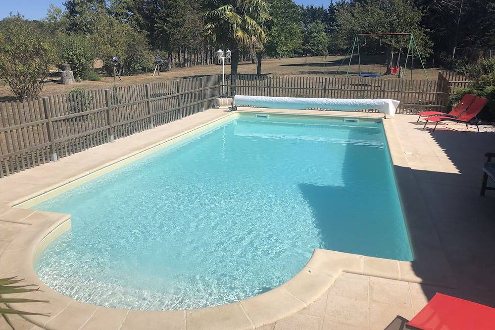 Gîte La Grange du Pech, piscine sécurisée enfants in Brassac, Quercy