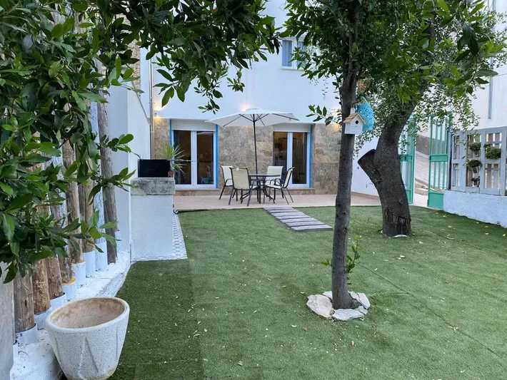 Casa de vacaciones para 13 personas, con jardín además de vistas y terraza - 1