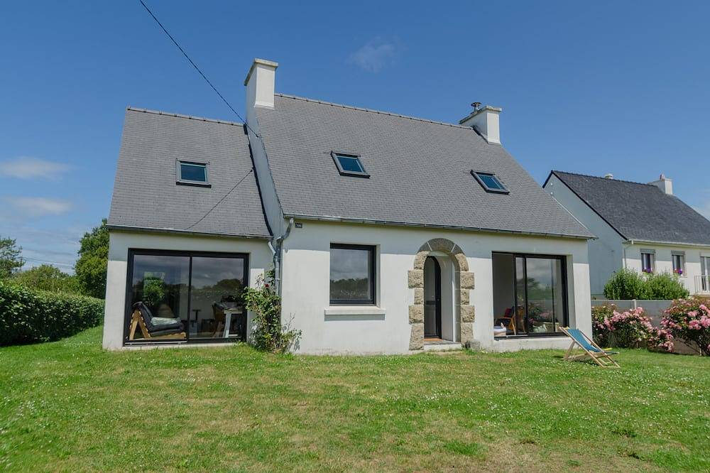 A stone's throw from the beaches, house with large enclosed garden in Kerfissien, Cléder