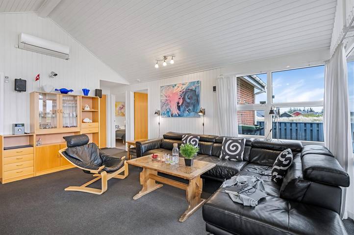 Amazing home in Hvide Sande w/ 4 Bedrooms, Wifi and Internet in Skodbjerge, Haurvig