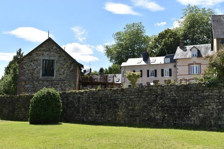Location de vacances pour 6 personnes, avec vue et jardin à Le Neufbourg