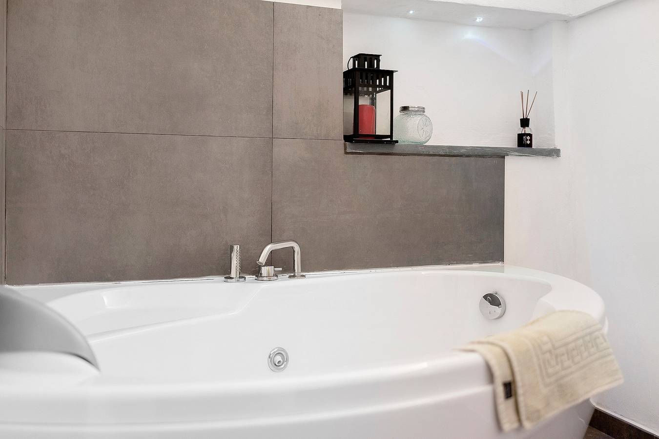 Apartamento entero, Apartamento 'Casa Vacanza A Cola' con vistas a la montaña, Wi-Fi y aire acondicionado in Rocchetta Nervina, Alpes Ligures