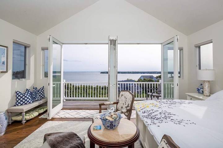 Vacation rental for 8 people, with yard and balcony in Hampton Bays
