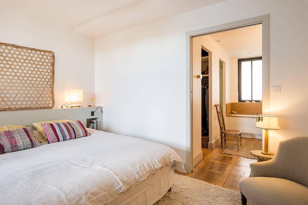 Maison Ré - chic and relaxed house with pool and garden in Sainte-Foy-lès-Lyon, Rhône