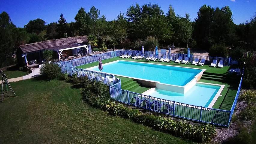 Camping pour 4 personnes, avec Terrasse et Vue dans le Lot-et-Garonne