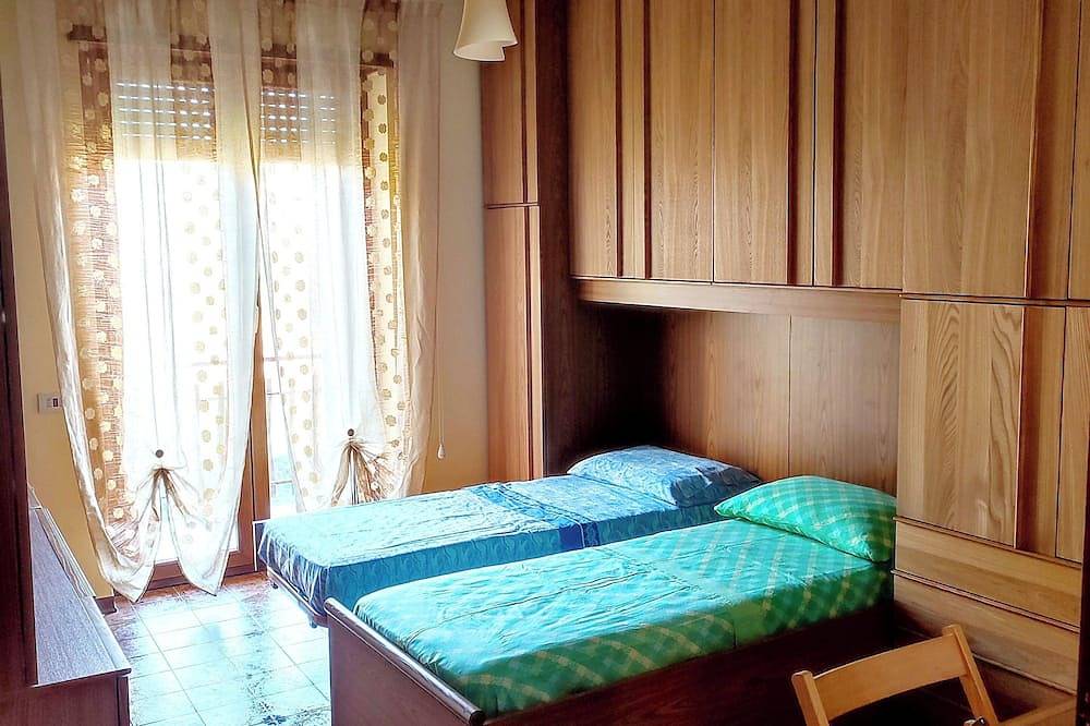 Entire apartment, Entire apartment in central area 100 mt from the station, pets allowed in Valmontone, Rome Province