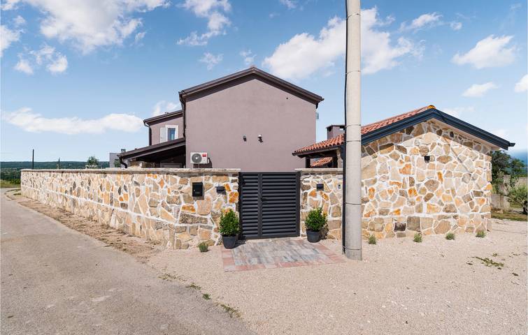 Ferienhaus für 8 Personen, mit Garten und Terrasse sowie Pool