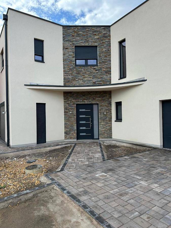 Gîte pour 6 personnes, avec terrasse dans Neufchef
