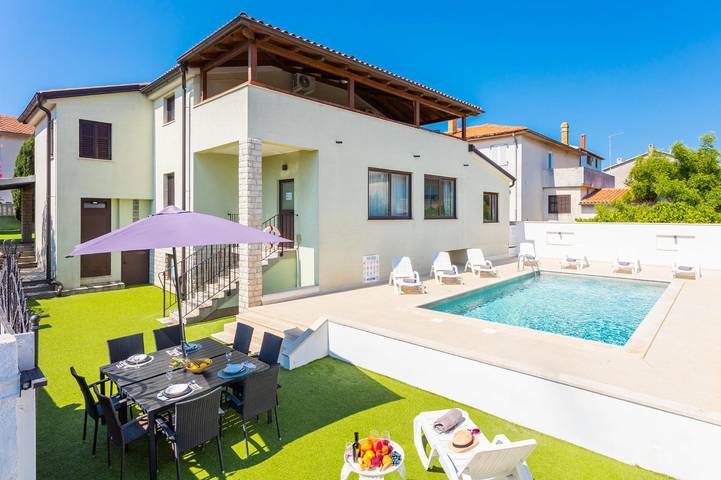 Villa für 11 Personen, mit Garten und Meerblick in Pula