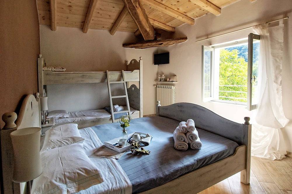 Chambres confortables à l'intérieur d'une ferme rénovée / piscine partagée in Gardone Riviera, Montagnes autour du lac de Garde