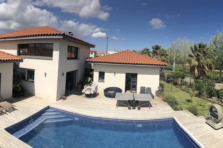 Location de vacances pour 6 personnes, avec Jacuzzi ainsi que Terrasse et Jardin à Saint-Hippolyte (Languedoc-Roussillon)