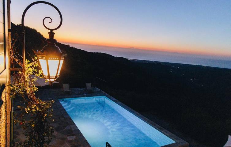Location de vacances pour 10 personnes, avec Balcon et Terrasse ainsi que Jardin et Piscine à Porri