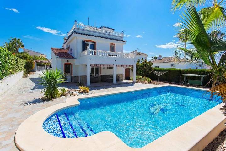 Villa voor 6 personen, with zwembad and tuin as well as uitzicht op het meer in Rojales