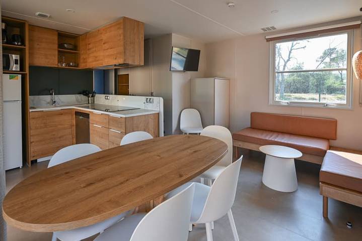 Caravane pour 6 personnes, avec vue sur le lac ainsi que terrasse et balcon/terrasse à Le Muy - 4