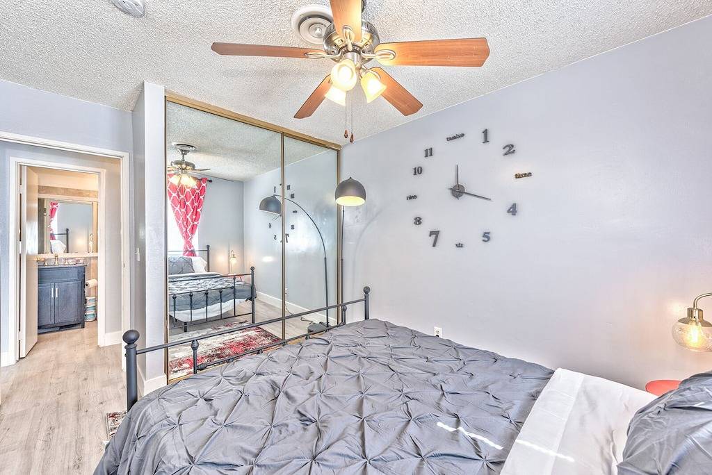 Amazing Villa 5min to strip 5 miles to Convention center large pool! in Las Vegas, Nevada