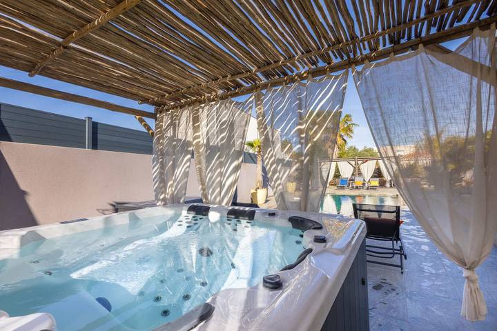 Villa pour 10 personnes, avec jardin ainsi que jacuzzi et piscine à Agde - 2