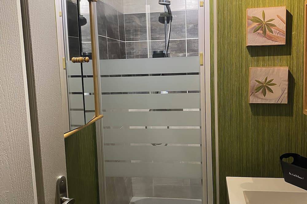 Chambre à louer indépendante avec accès piscine chauffée ( option ) in Beaucouzé, Vallée de la Loire