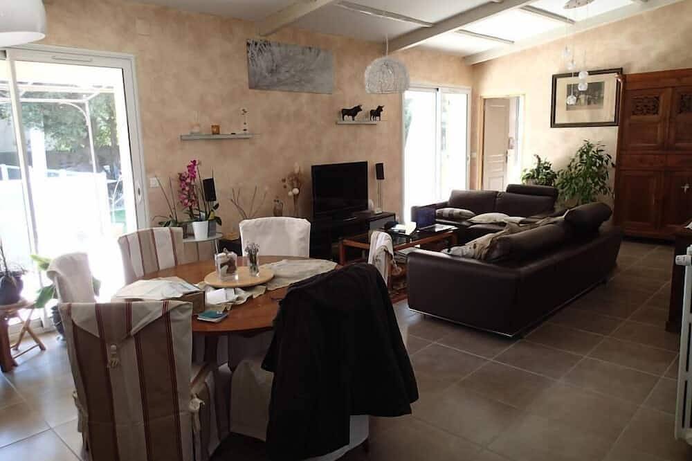 Entre Nimes y Uzes, bonito chalet con piscina en un entorno tranquilo in Poulx, Region de Nimes
