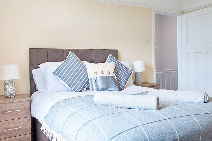 Holiday rental for 9 people in Swansea