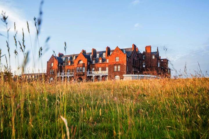 Holiday rental for 2 people, with sauna and garden as well as pool and hot tub in Troon