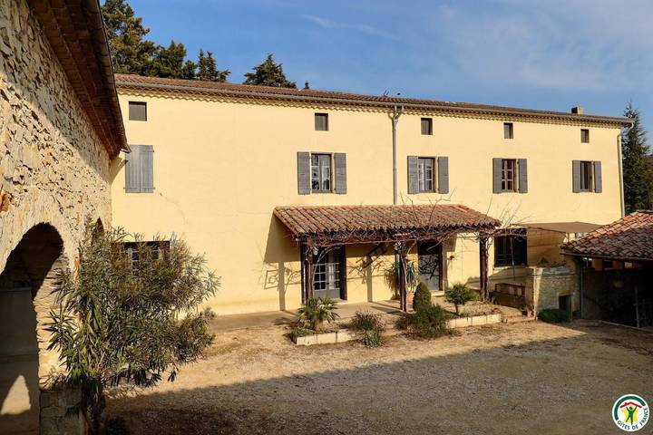 Gîte pour 10 personnes, avec jardin ainsi que piscine et terrasse, animaux acceptés - 1