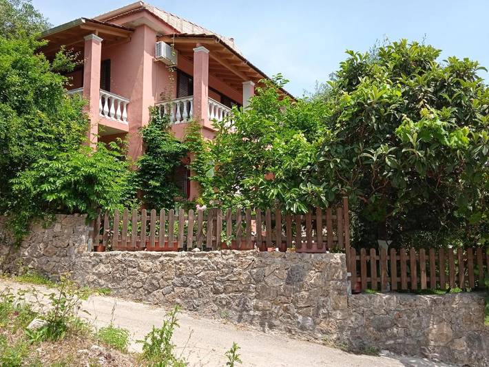 Appartamento per 7 persone, con Balcone e Terrazza nonché Giardino e Panorama a Ipsos