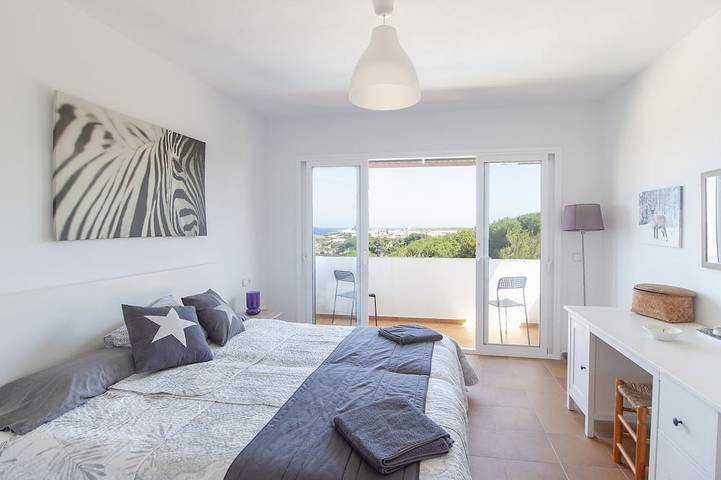 Villa de 3 dormitorios con piscina privada e impresionantes vistas al mar a 5 minutos de la playa. WIFI in Arenal d'en Castell, Es Mercadal