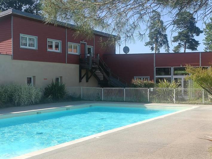 Gîte pour 4 personnes, avec Terrasse ainsi que Jardin et Piscine à Chaveignes