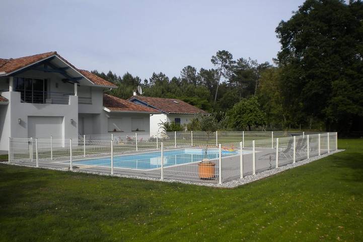 Location de vacances pour 6 personnes, avec jardin ainsi que terrasse et piscine dans Etang De Soustons