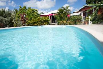 Gîte pour 2 personnes, avec jardin ainsi que terrasse et piscine à Petit-Canal