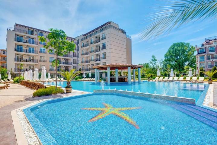 Appart’hôtel pour 3 personnes, avec Balcon et Terrasse ainsi que Jardin et Piscine