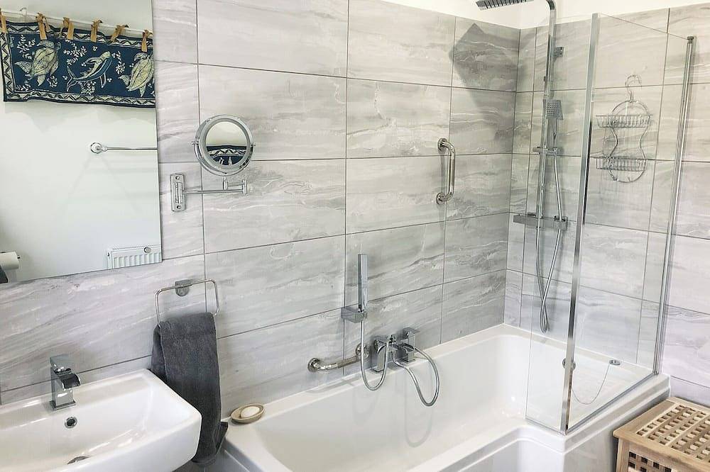 2 bedroom accommodation in Heswall, near Liverpool in Merseyside