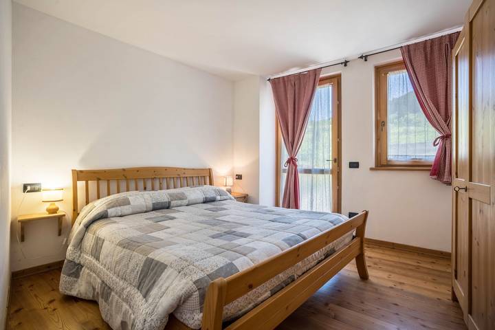 Entire apartment, Holiday Apartment "Agritur Piazera Con Terrazzo" with Mountain View in Ronzo-Chienis, Garda Mountains