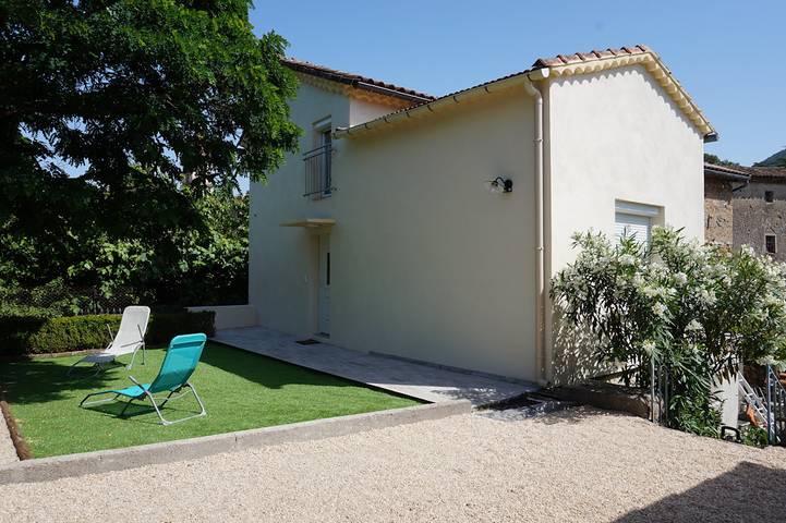 Gîte pour 6 personnes, avec terrasse et jardin