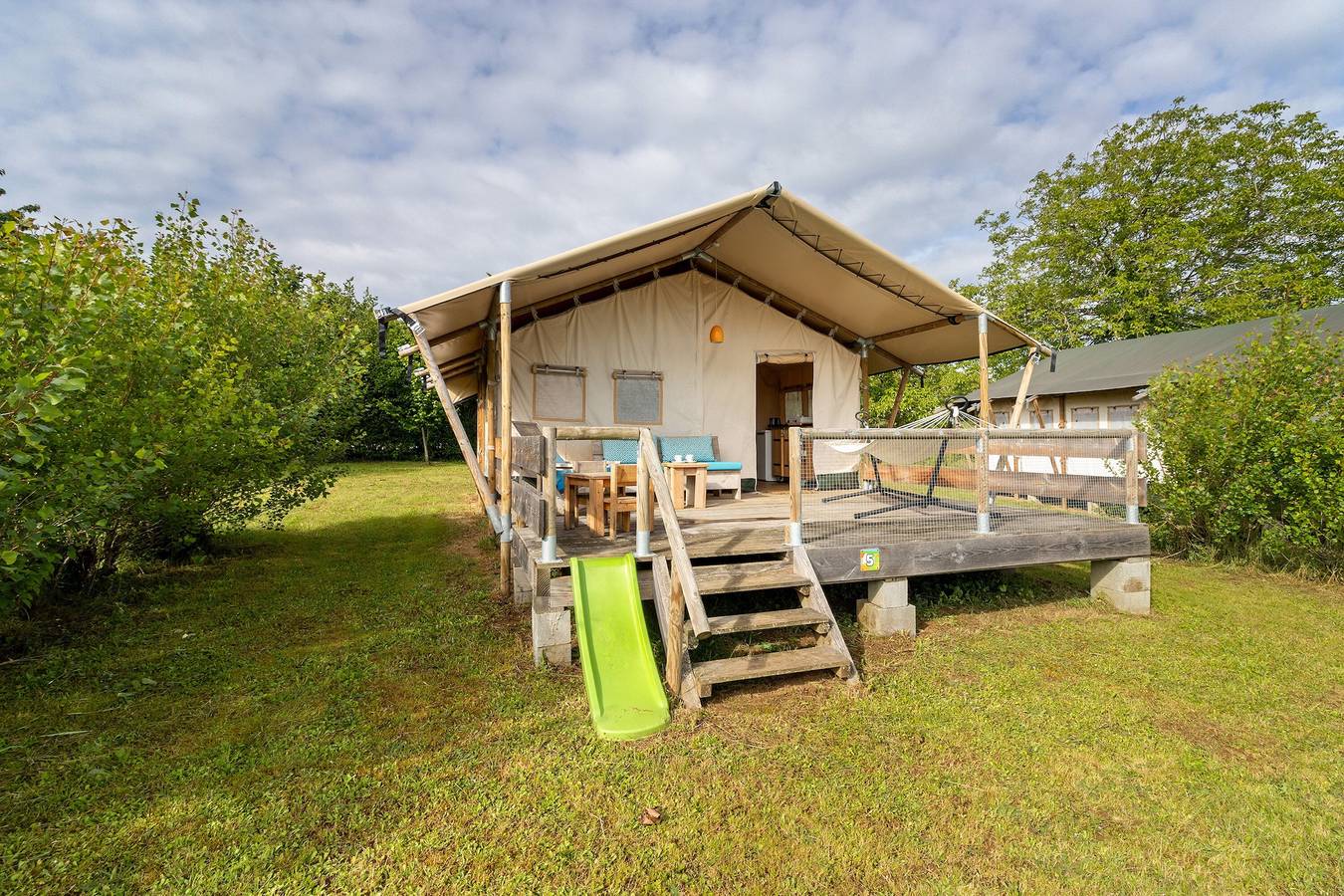 Glamping « Safarilodge Standard 4 Pers » avec terrasse privée et Wi-Fi in Paulin, Périgord Noir