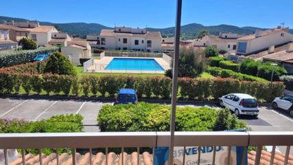 Gîte pour 4 personnes, avec terrasse et piscine dans Office De Tourisme De Bormes Les Mimosas - Le Port
