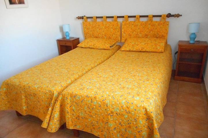 Location de vacances pour 6 personnes, avec terrasse ainsi que piscine et jardin, animaux acceptés à Eyguières - 2