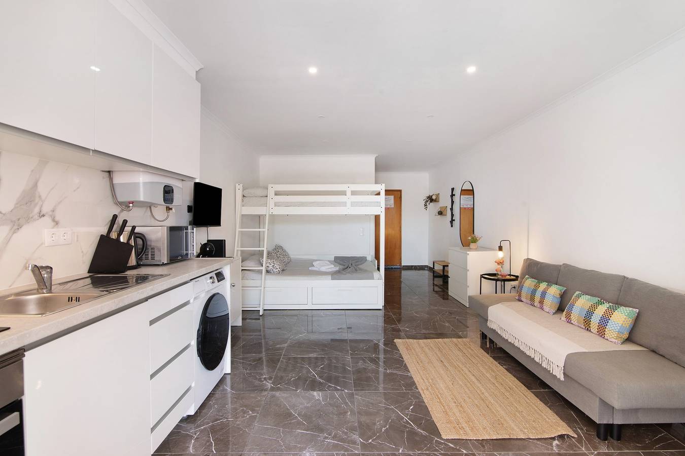 Apartamento inteiro, Apartamento 'Magnificent Beach' com piscina partilhada, Wi-Fi e ar condicionado in Monte Choro, Albufeira