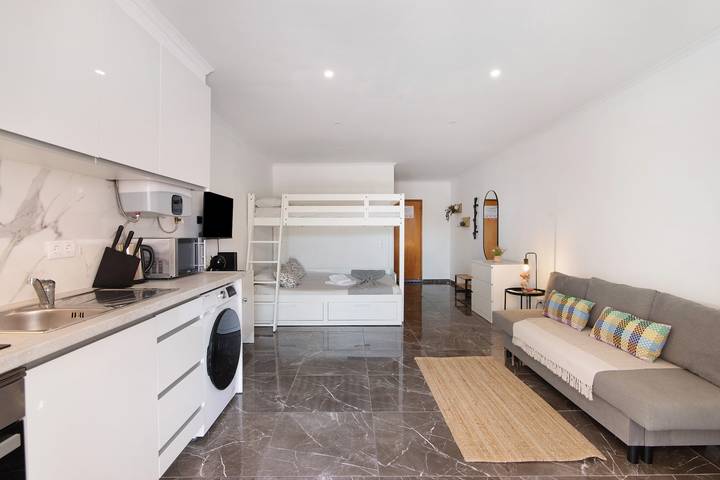Apartamento inteiro, Apartamento 'Magnificent Beach' com piscina partilhada, Wi-Fi e ar condicionado in Monte Choro, Albufeira e Olhos de Água