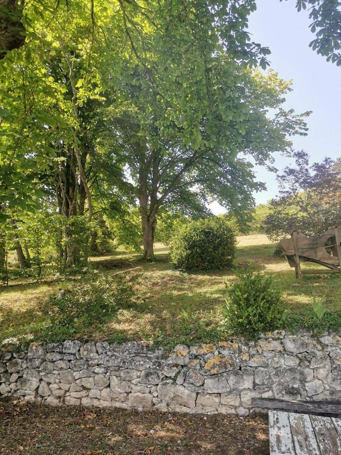 Location de vacances pour 2 personnes, avec Terrasse ainsi que Jardin et Vue dans Ébreuil - 3