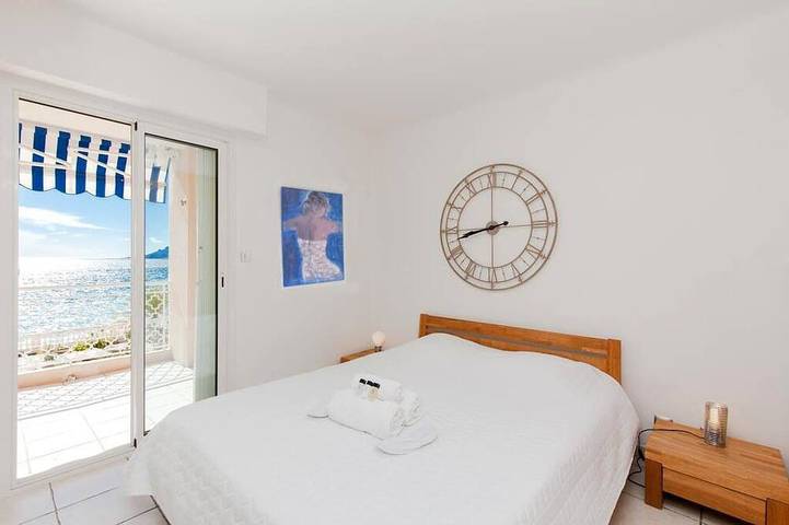 Entire apartment, Seafront - attractive 2-room apartment with large balcony in Cannes, Mediterranean Coast (France)