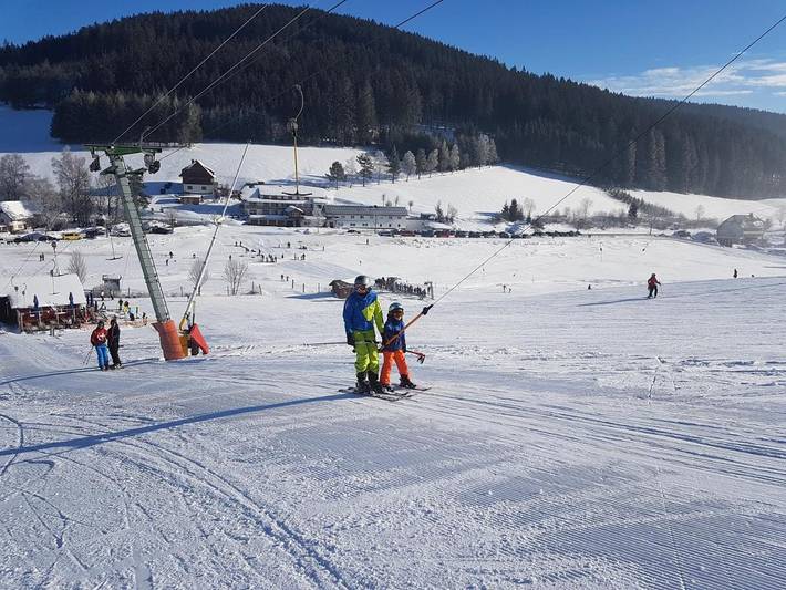 Ferienwohnung für 4 Personen, mit Terrasse und Garten sowie Pool und Ausblick in Titisee-Neustadt