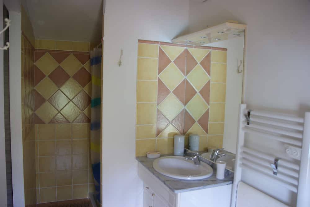 Le Val en Thym, Gite in Green Provence Between Verdon and Mediterranean Beaches in Le Val, Brignoles Region