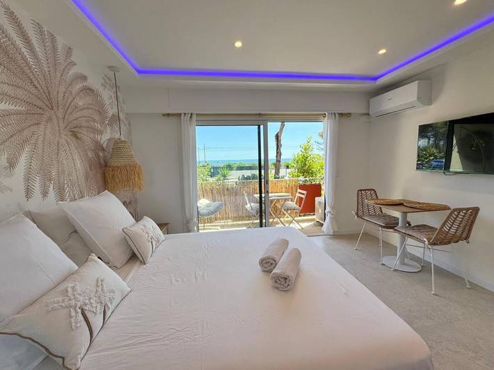 Gîte pour 2 personnes, avec piscine ainsi que balcon et vue dans Marineland (Juan-les-Pins)