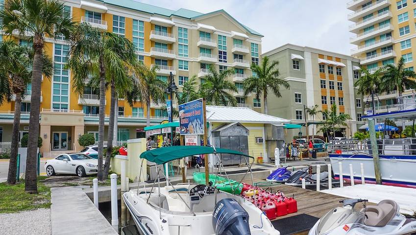 Vacation rental for 6 people, with sauna and hot tub as well as balcony, with pets in Boynton Beach