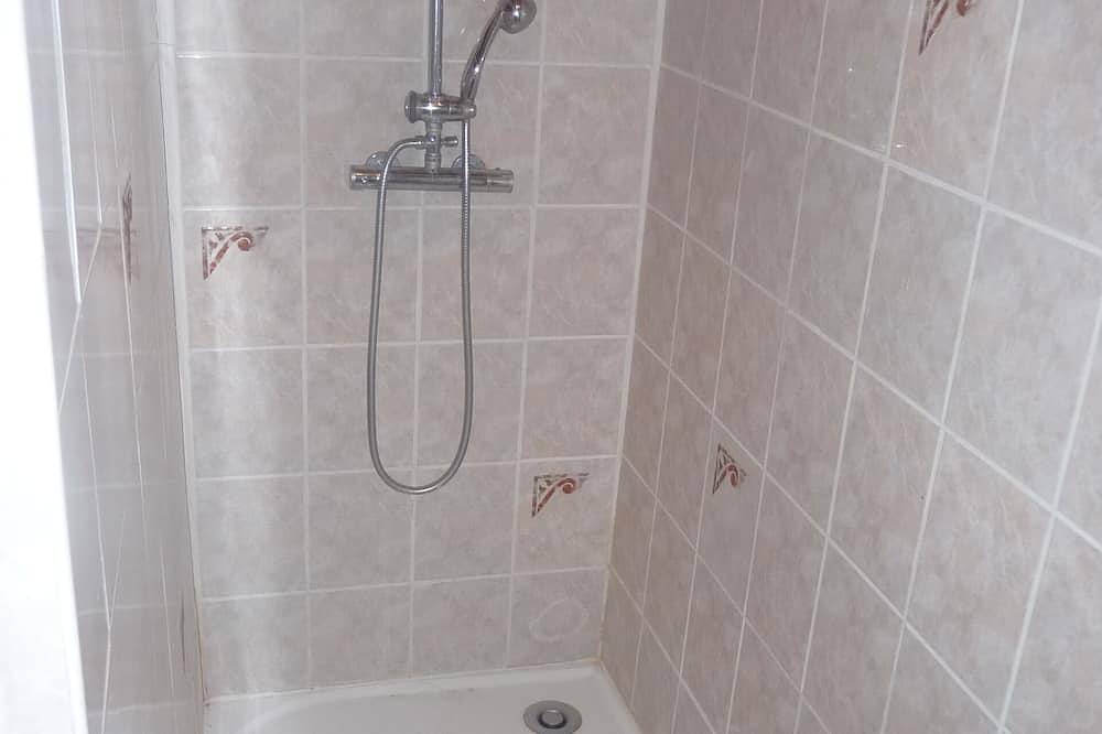 Appartement entier, Grand Studio 36 m2 Climatisé a la Campagne avec piscine (4 personnes ) in Taluyers, Lyon et ses environs