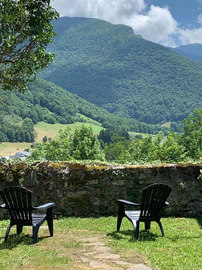 Location de vacances pour 8 personnes, avec jardin à Hèches