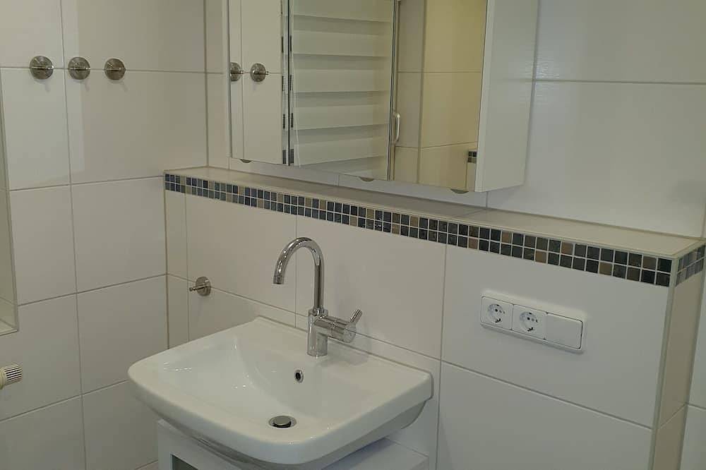 Ganze Wohnung, Modern eingerichtetete Erdgeschoss-Wohnung (60qm) mit Wlan und Gartenmitbenutzung in Geroldsgrün, Landkreis Hof