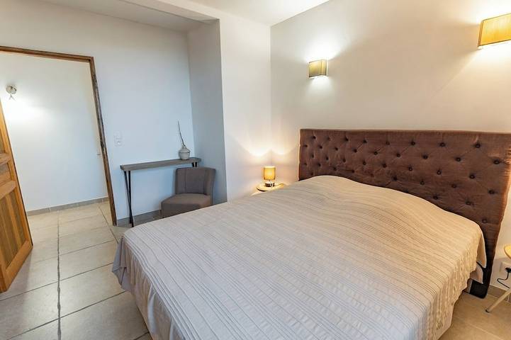 Location de vacances pour 6 personnes, avec terrasse ainsi que jardin et piscine à Issirac - 3